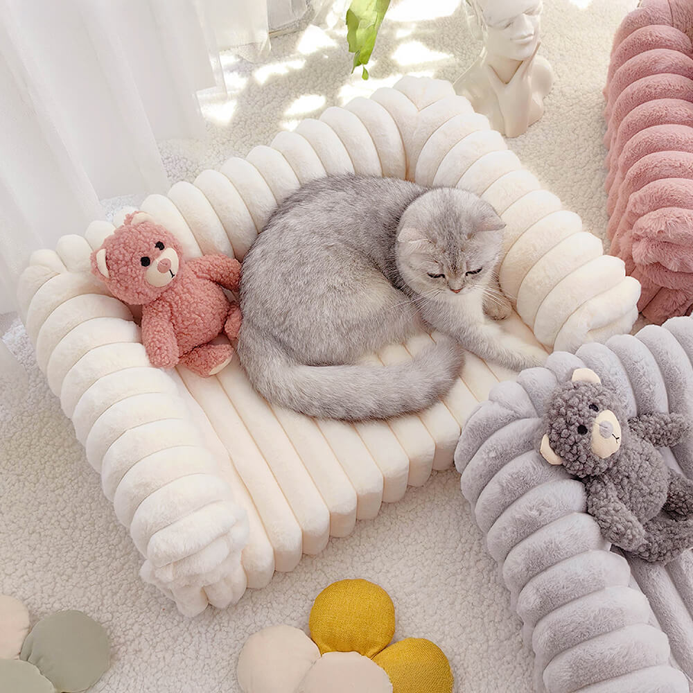 Cremefarbenes flauschiges, komfortables orthopädisches Hunde- und Katzensofabett