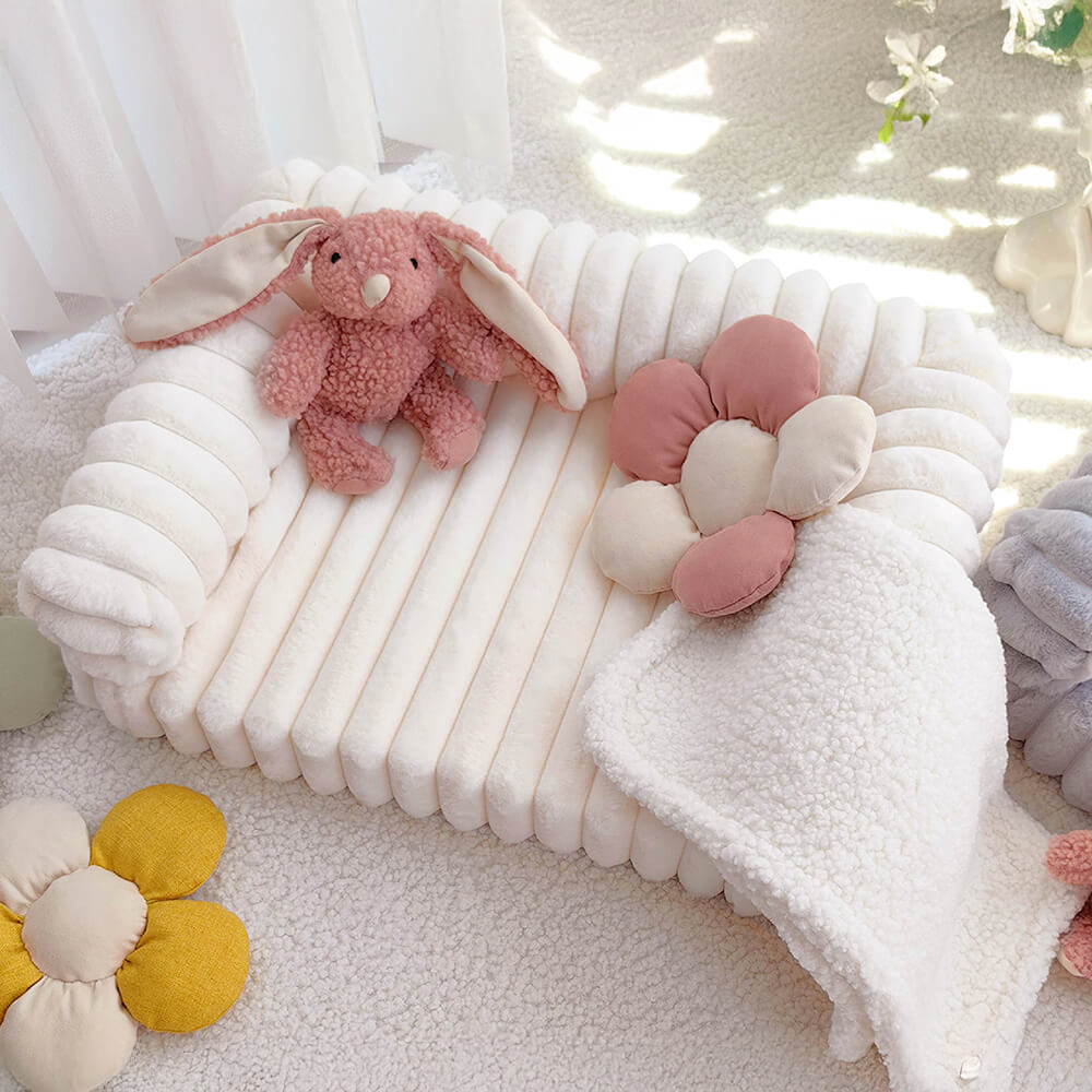 Cremefarbenes flauschiges, komfortables orthopädisches Hunde- und Katzensofabett