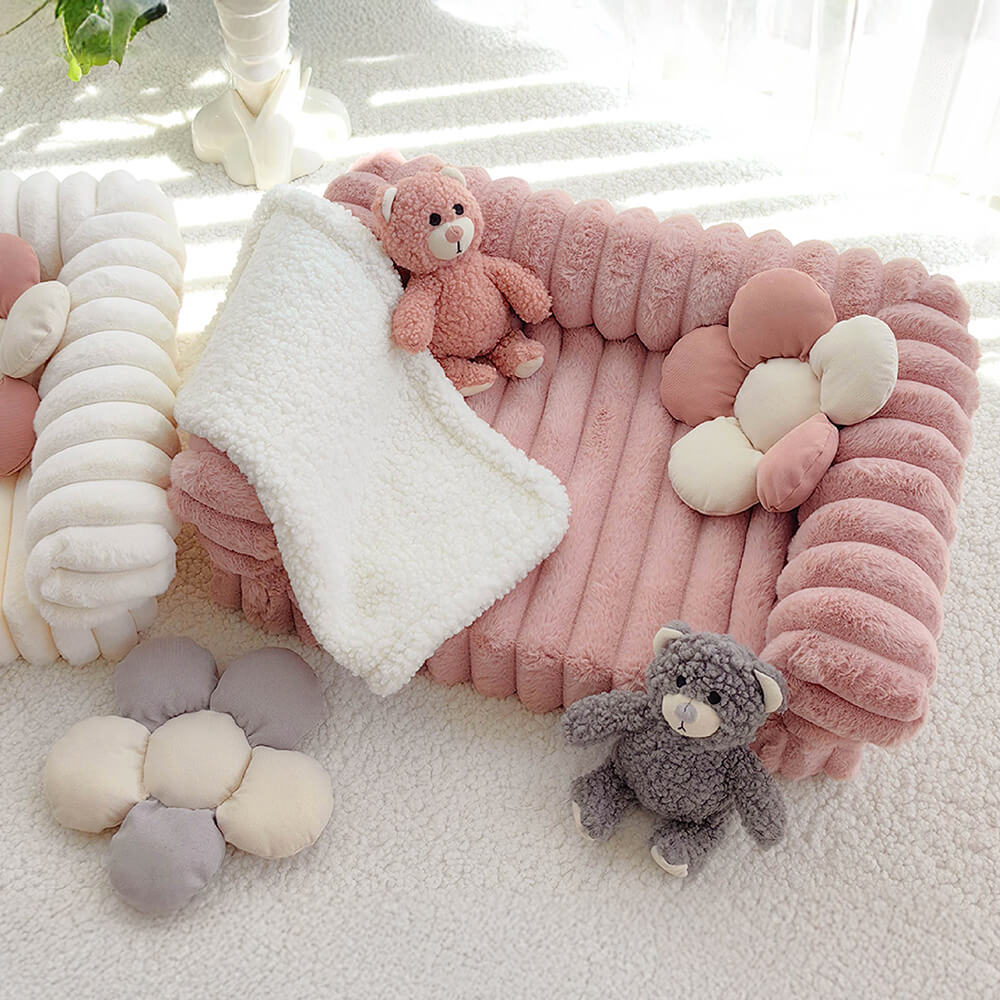 Cremefarbenes flauschiges, komfortables orthopädisches Hunde- und Katzensofabett