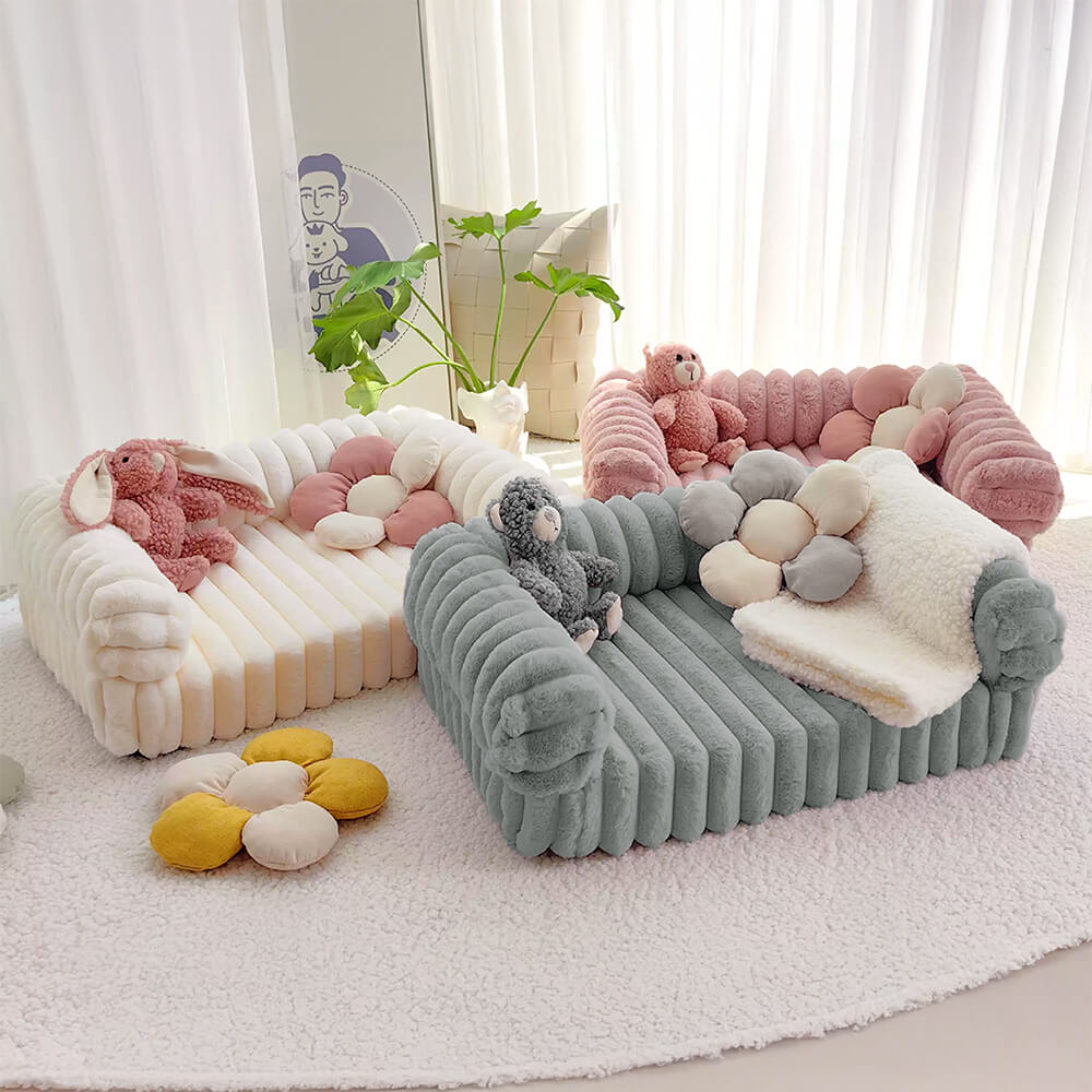 Cremefarbenes flauschiges, komfortables orthopädisches Hunde- und Katzensofabett