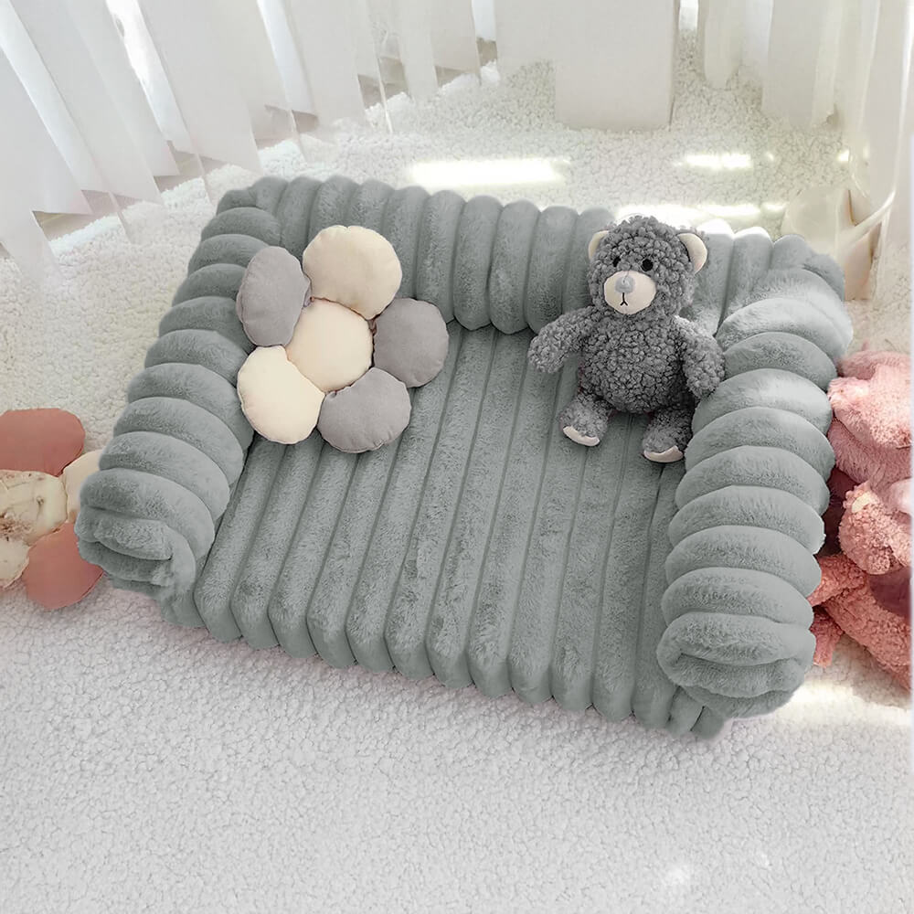 Cremefarbenes flauschiges, komfortables orthopädisches Hunde- und Katzensofabett