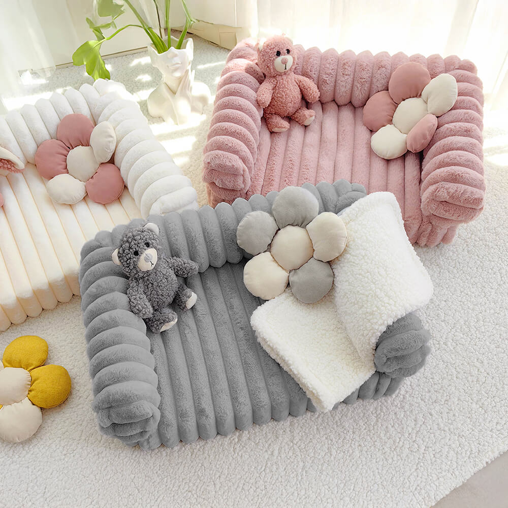 Cremefarbenes flauschiges, komfortables orthopädisches Hunde- und Katzensofabett