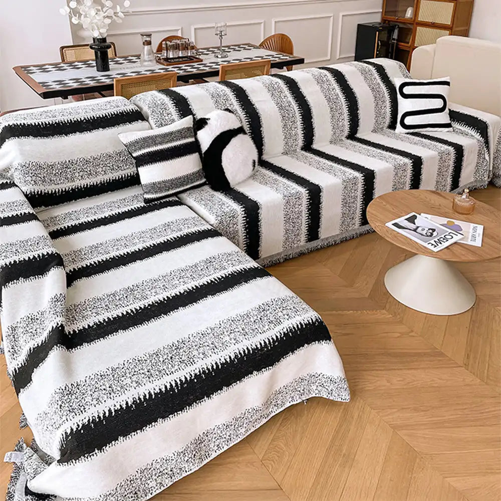 Modische gestreifte Chenille-Sofahusse als Kratzschutz