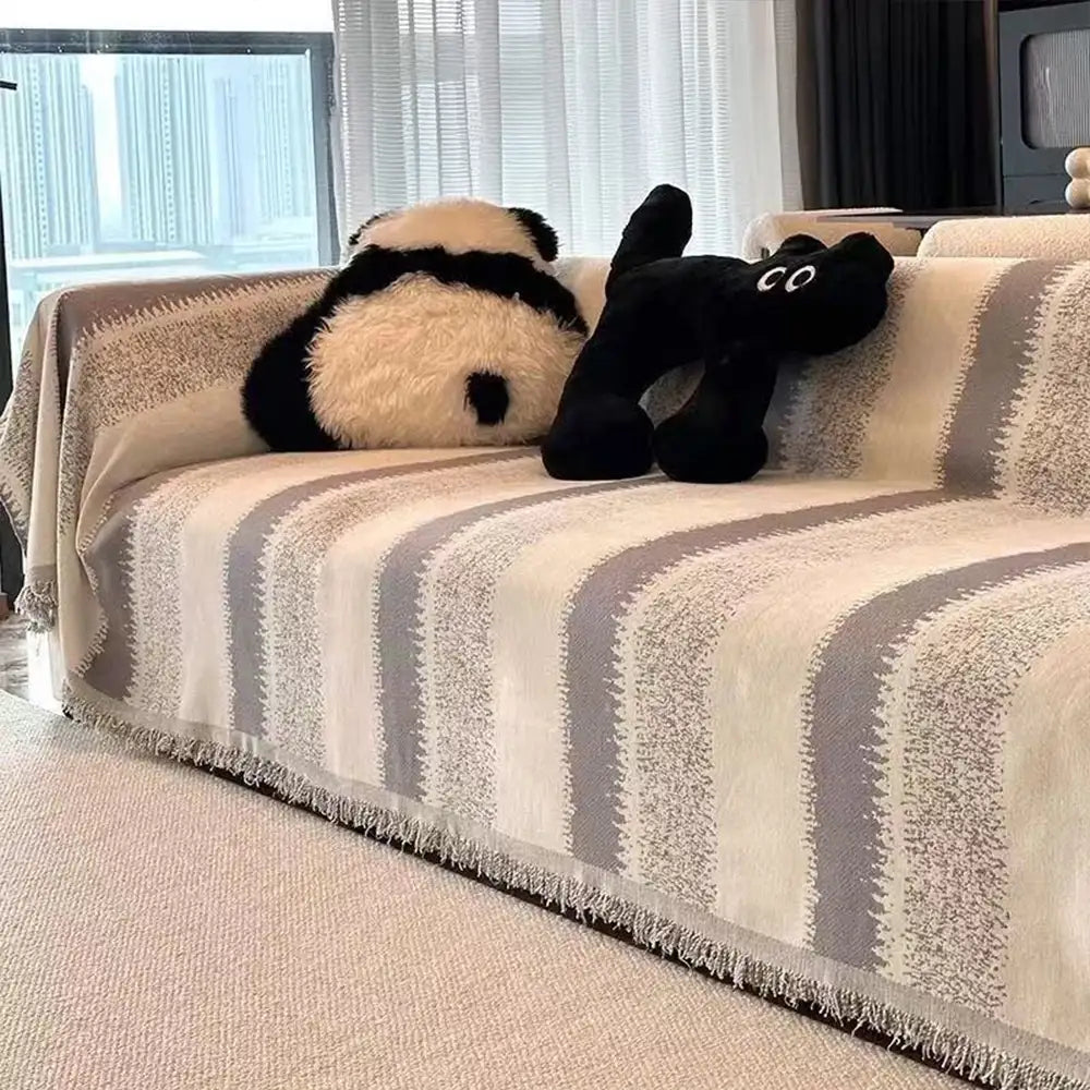 Modische gestreifte Chenille-Sofahusse als Kratzschutz