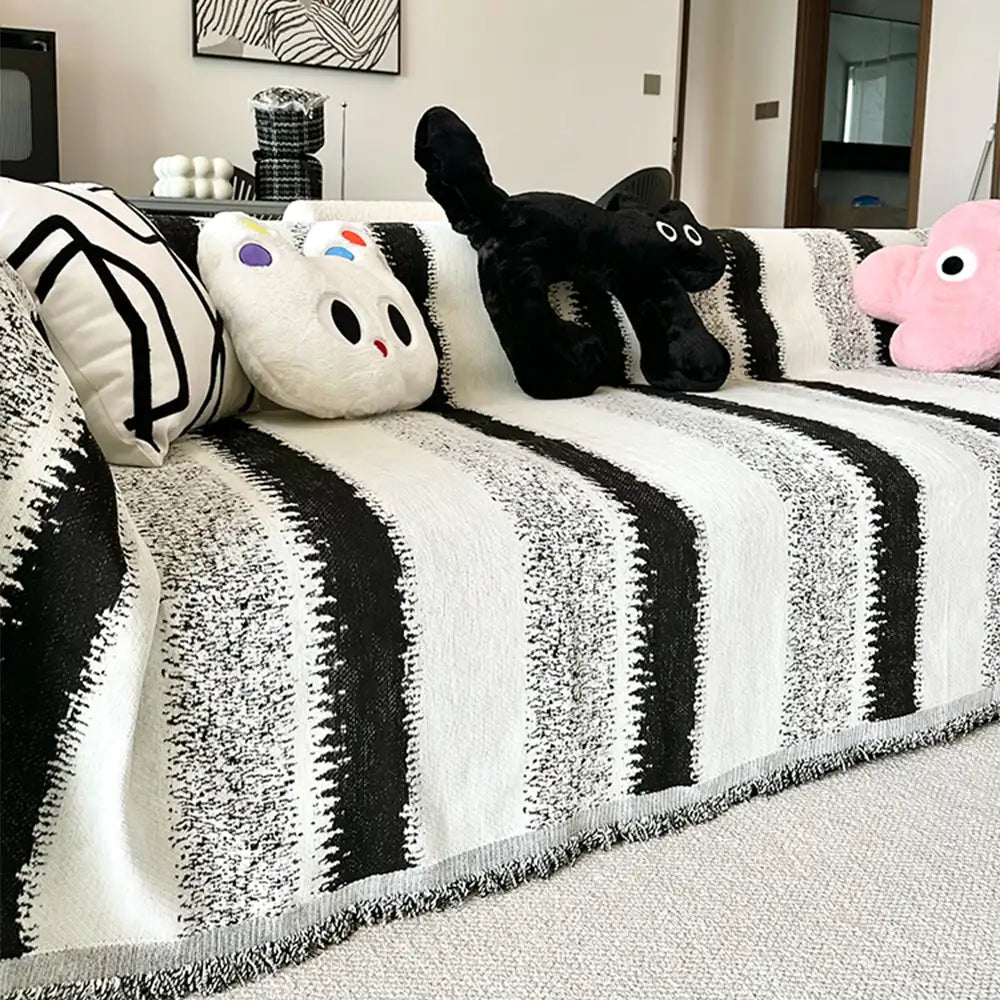 Modische gestreifte Chenille-Sofahusse als Kratzschutz