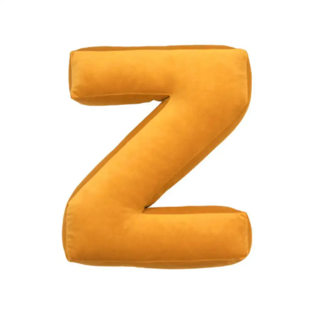 Samtkissen mit Buchstabenmotiv für die Couch