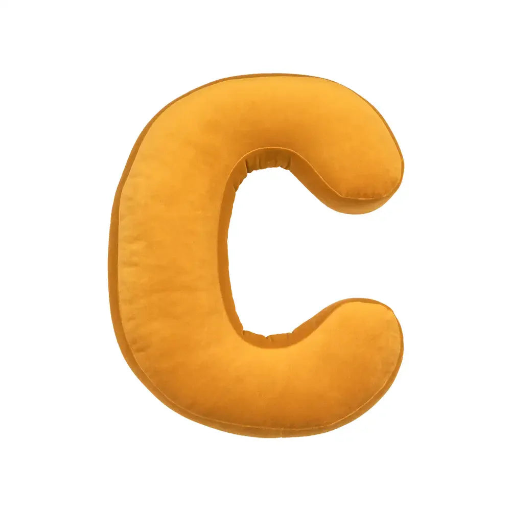 Samtkissen mit Buchstabenmotiv für die Couch