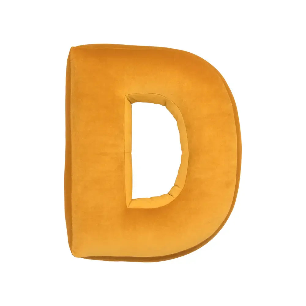Samtkissen mit Buchstabenmotiv für die Couch