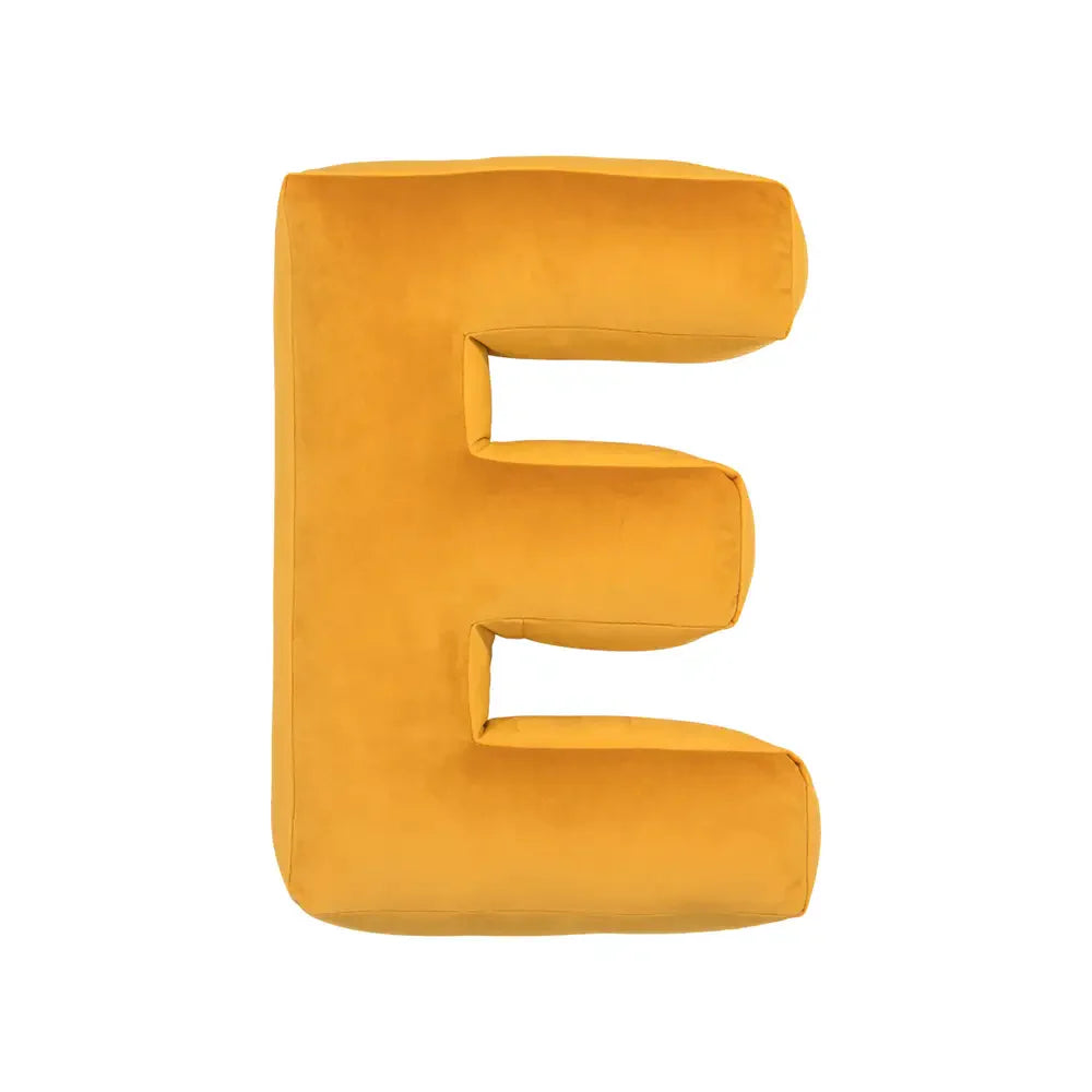 Samtkissen mit Buchstabenmotiv für die Couch