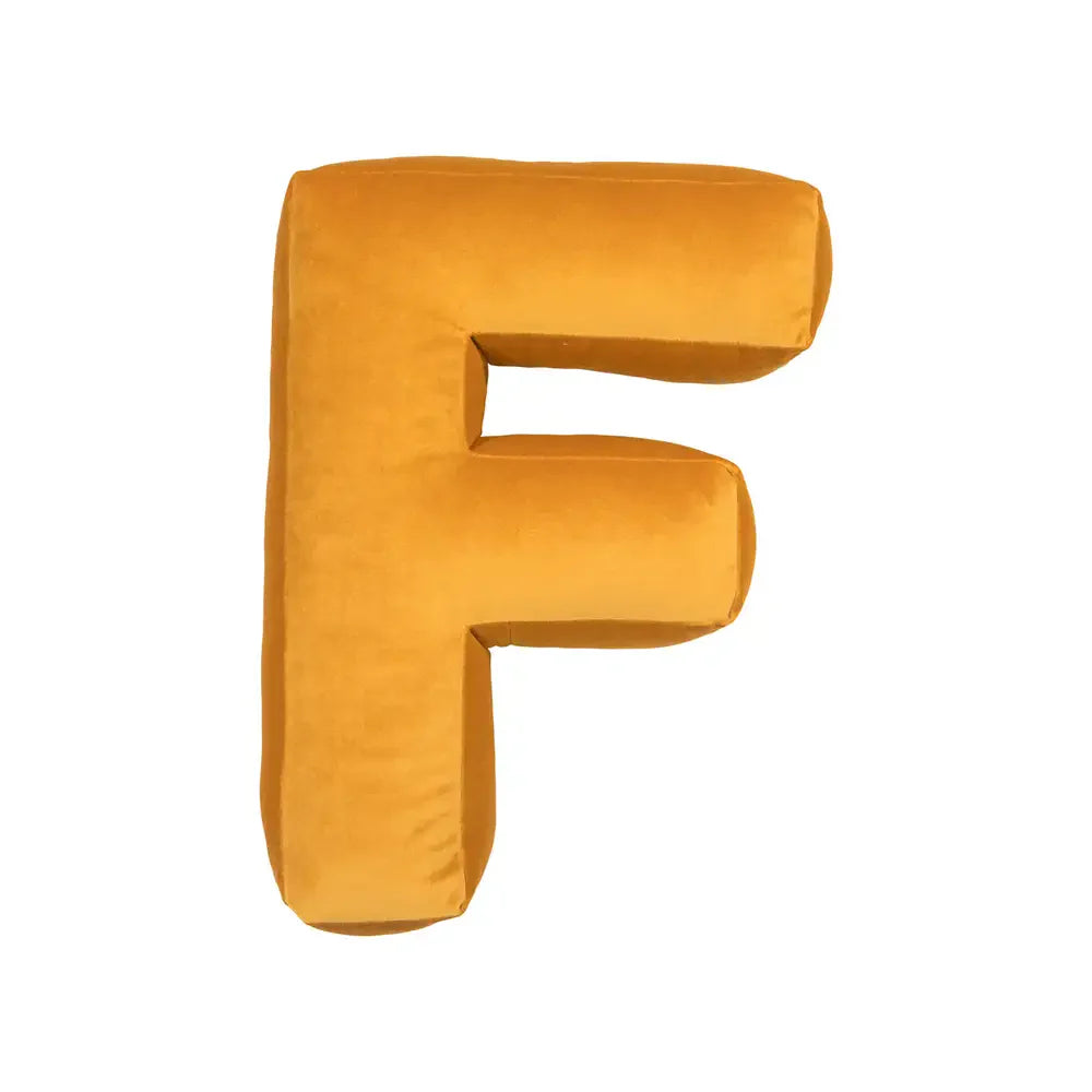 Samtkissen mit Buchstabenmotiv für die Couch