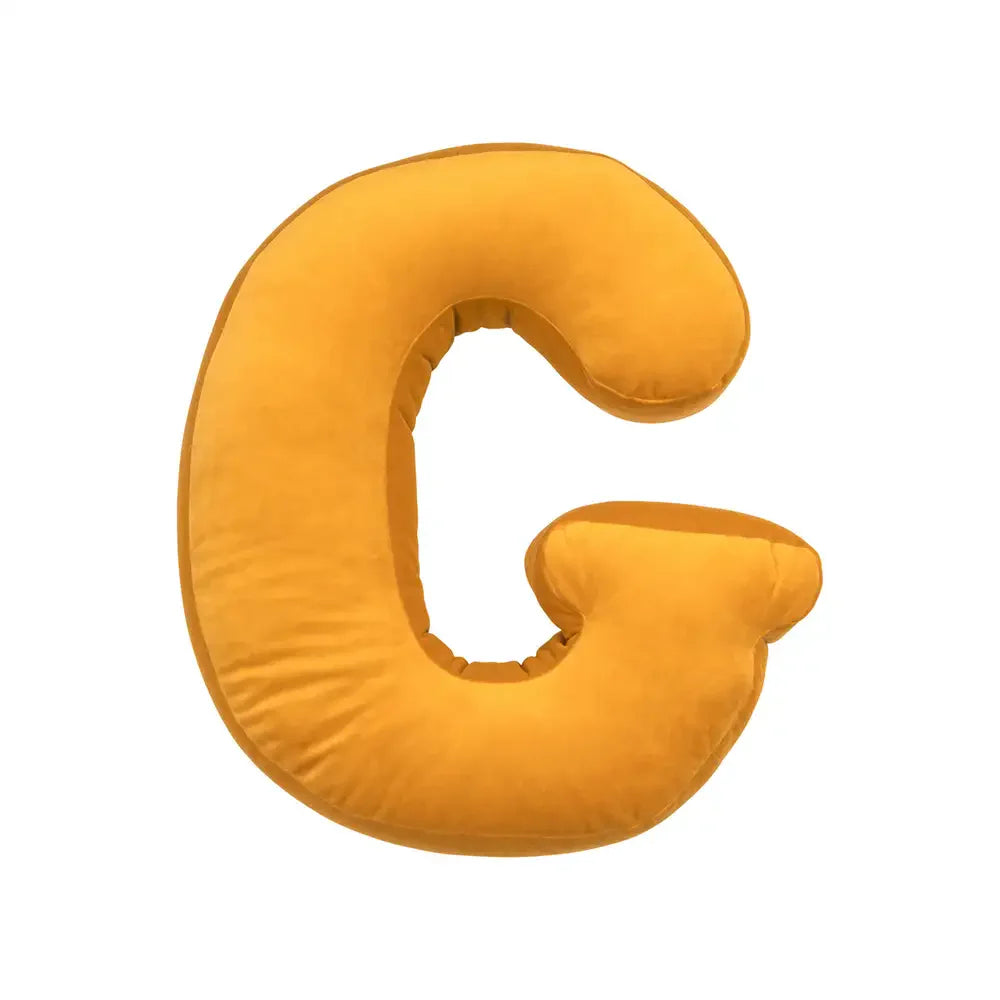 Samtkissen mit Buchstabenmotiv für die Couch
