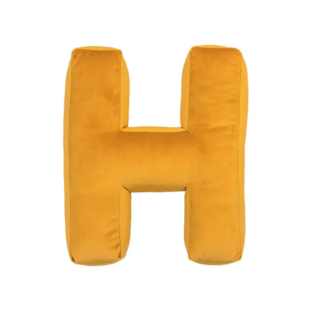Samtkissen mit Buchstabenmotiv für die Couch
