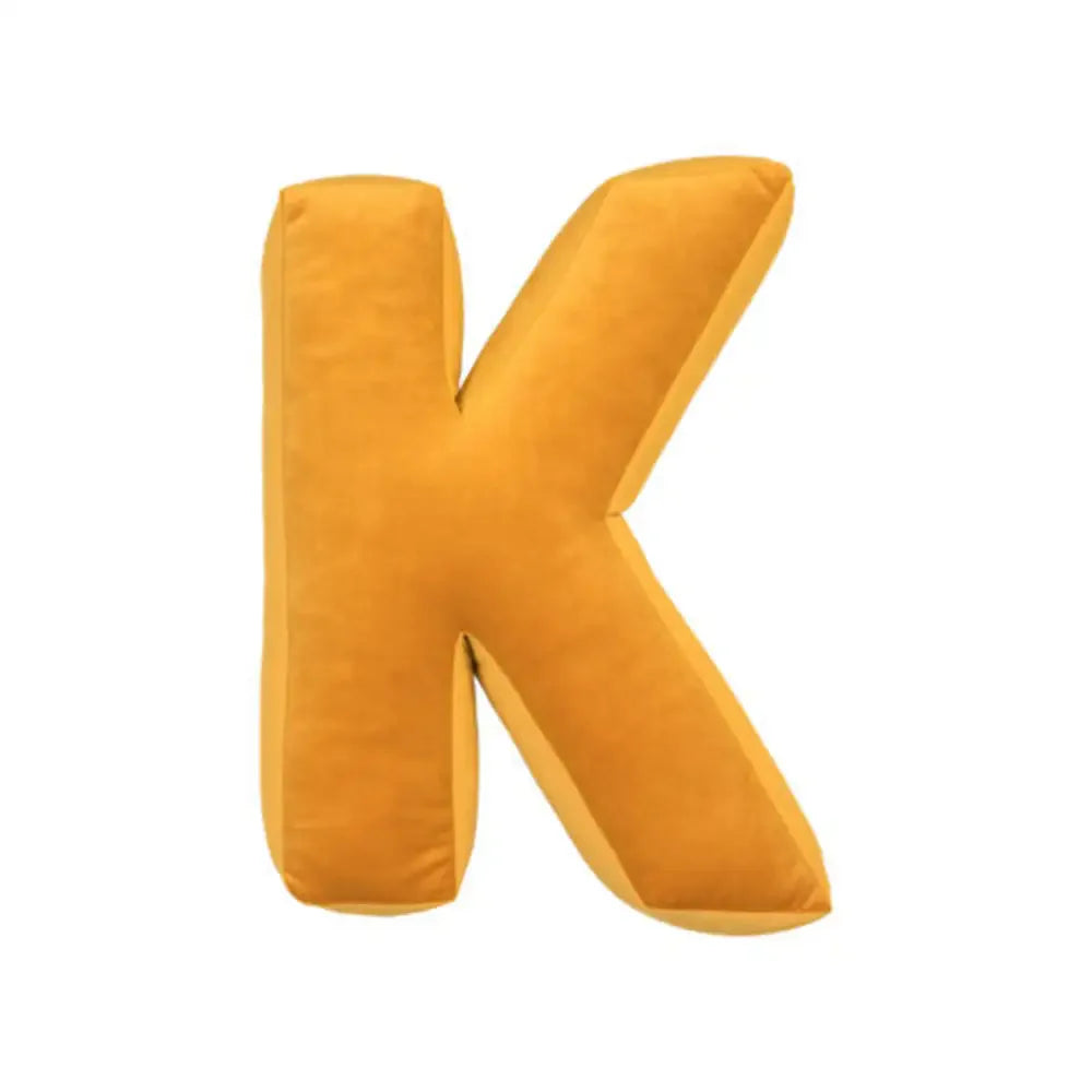 Samtkissen mit Buchstabenmotiv für die Couch