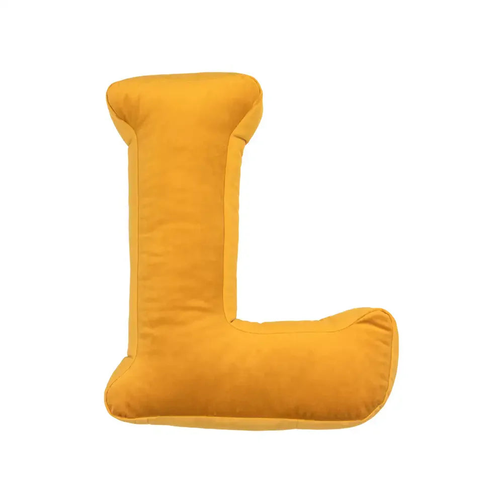 Samtkissen mit Buchstabenmotiv für die Couch