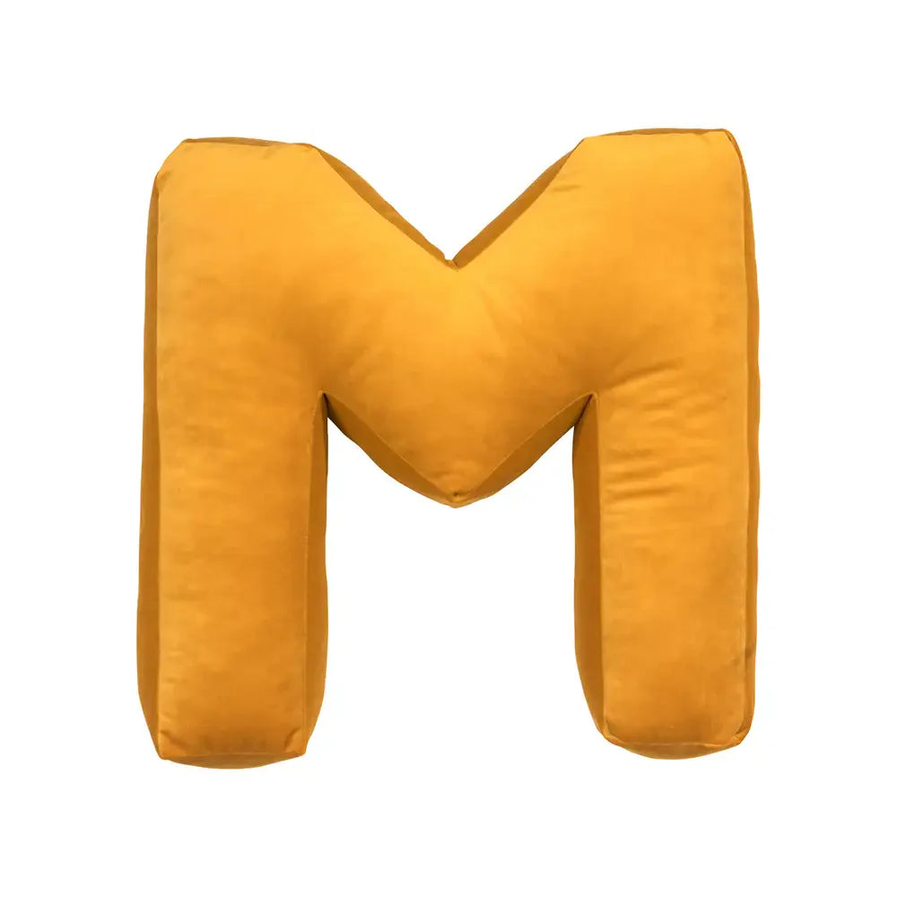 Samtkissen mit Buchstabenmotiv für die Couch