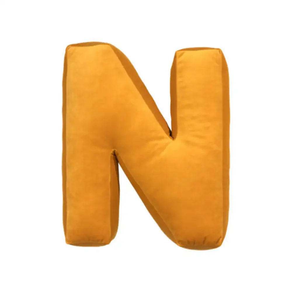 Samtkissen mit Buchstabenmotiv für die Couch