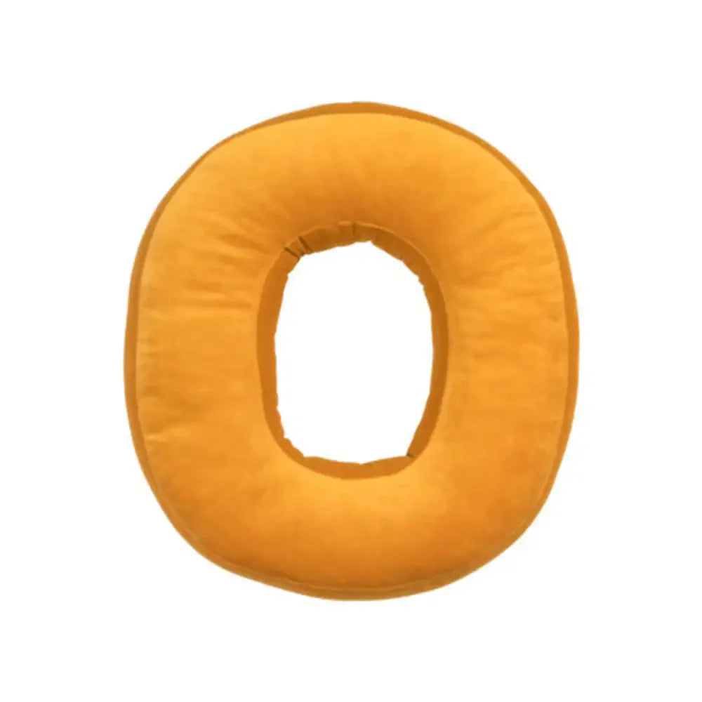 Samtkissen mit Buchstabenmotiv für die Couch