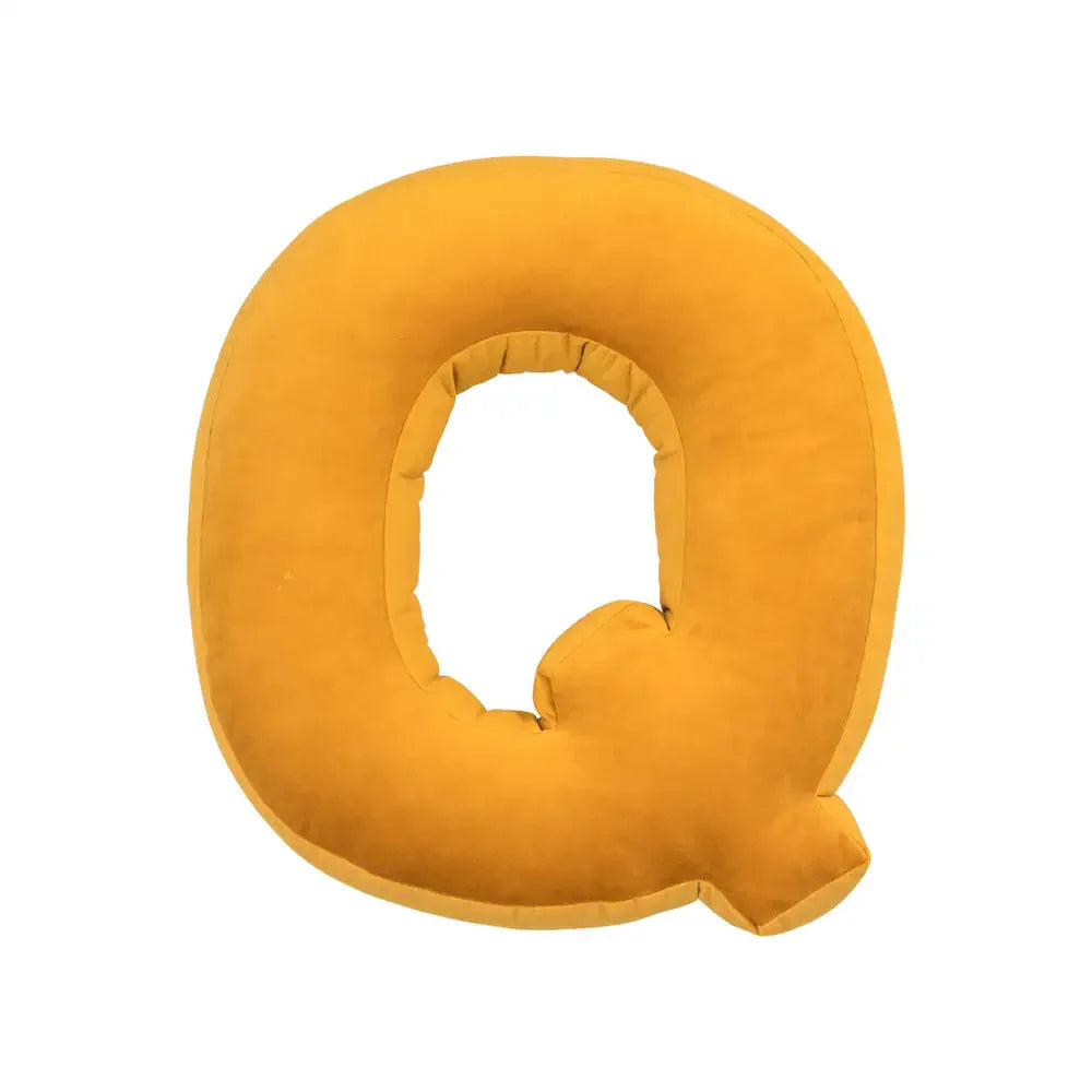 Samtkissen mit Buchstabenmotiv für die Couch