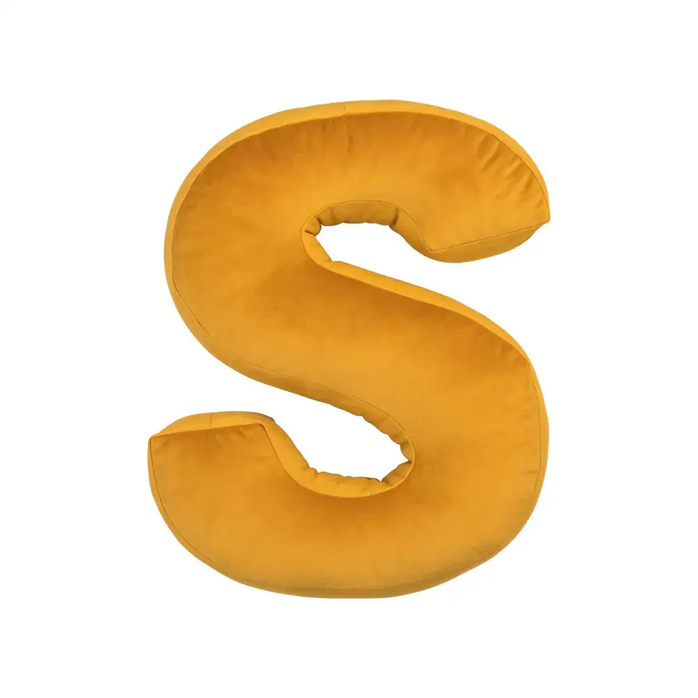 Samtkissen mit Buchstabenmotiv für die Couch