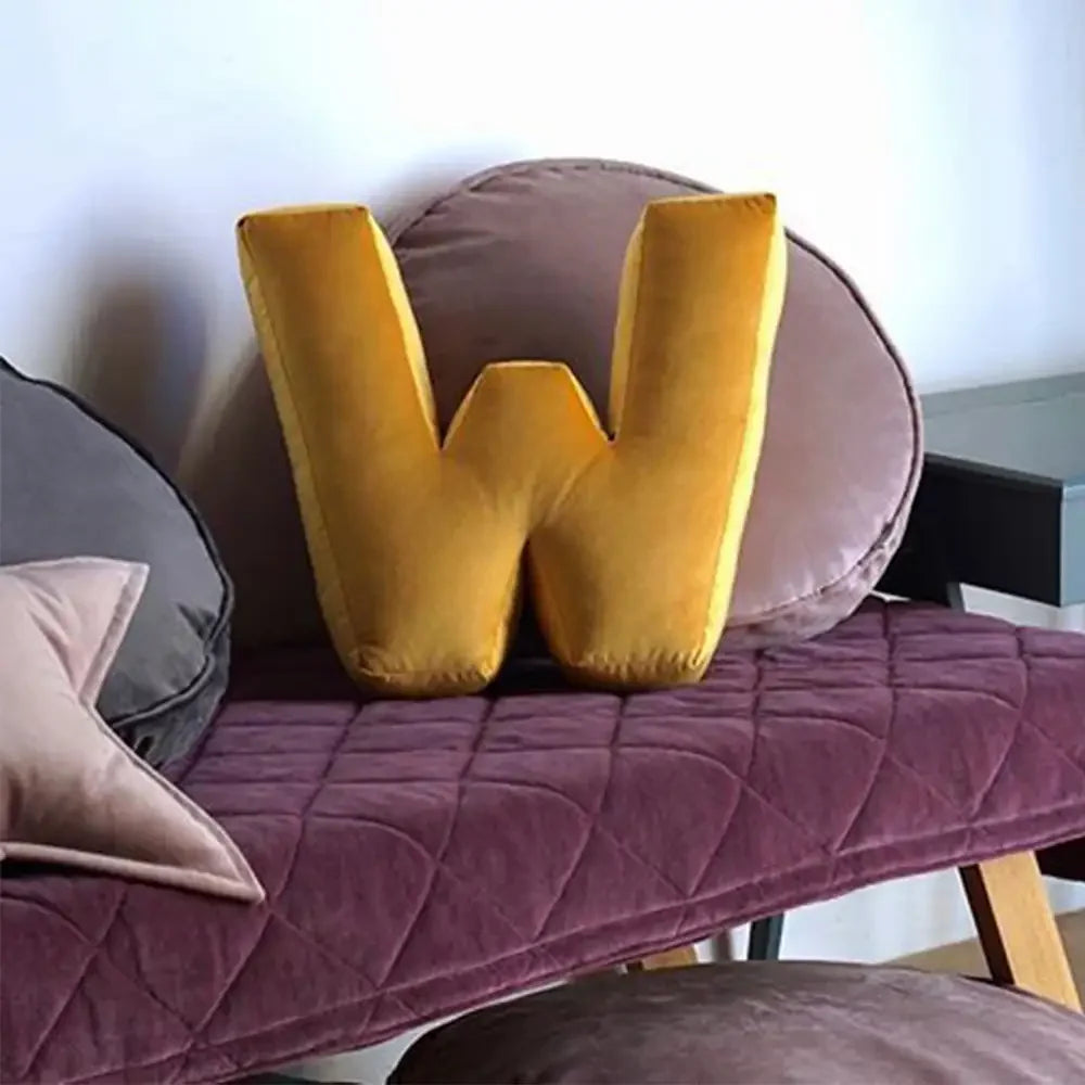 Samtkissen mit Buchstabenmotiv für die Couch