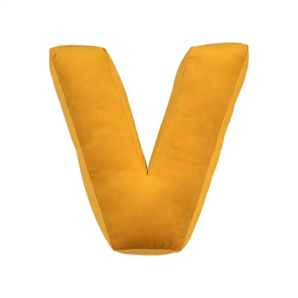 Samtkissen mit Buchstabenmotiv für die Couch
