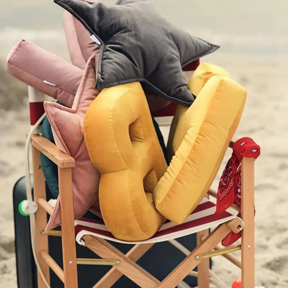Samtkissen mit Buchstabenmotiv für die Couch