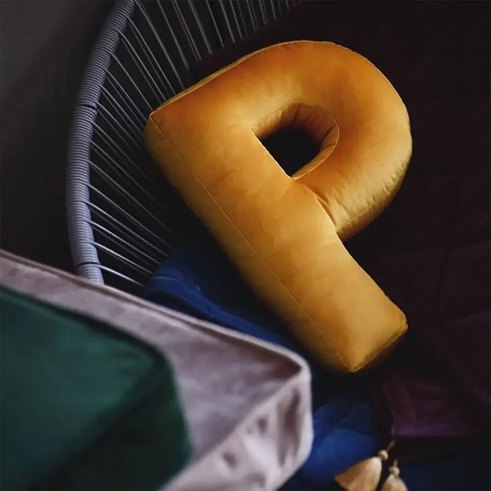 Samtkissen mit Buchstabenmotiv für die Couch