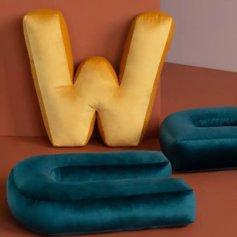 Samtkissen mit Buchstabenmotiv für die Couch