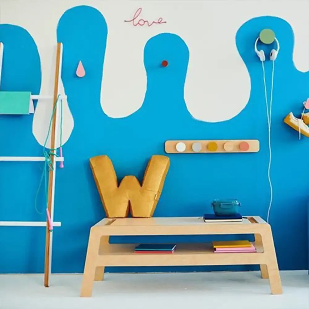 Samtkissen mit Buchstabenmotiv für die Couch