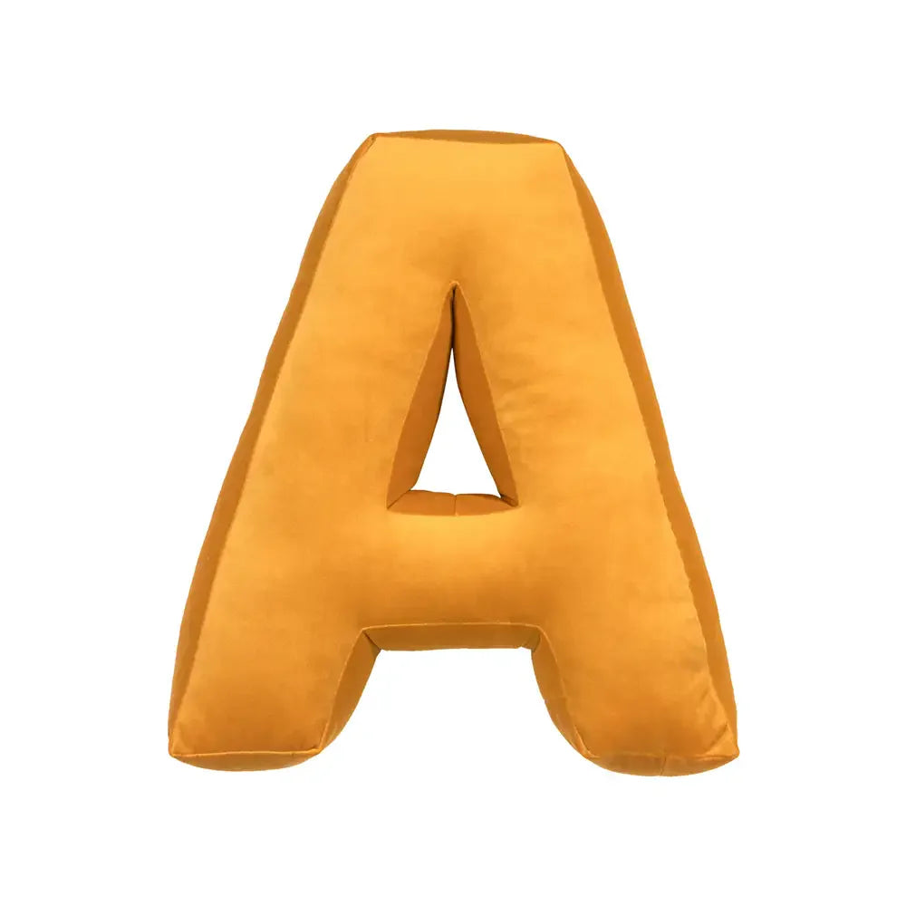 Samtkissen mit Buchstabenmotiv für die Couch
