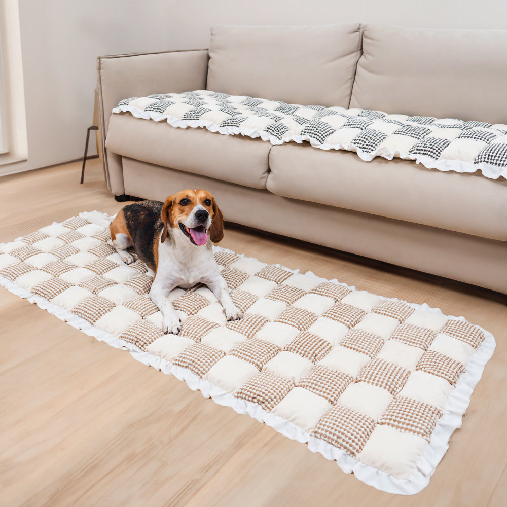 Karierte, farblich passende, große, rutschfeste Haustiermatte für die Couch